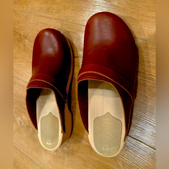 Sandgrens Swedish Handmade Wooden Clog Mule. Color Cognac - Picture 4 of 7